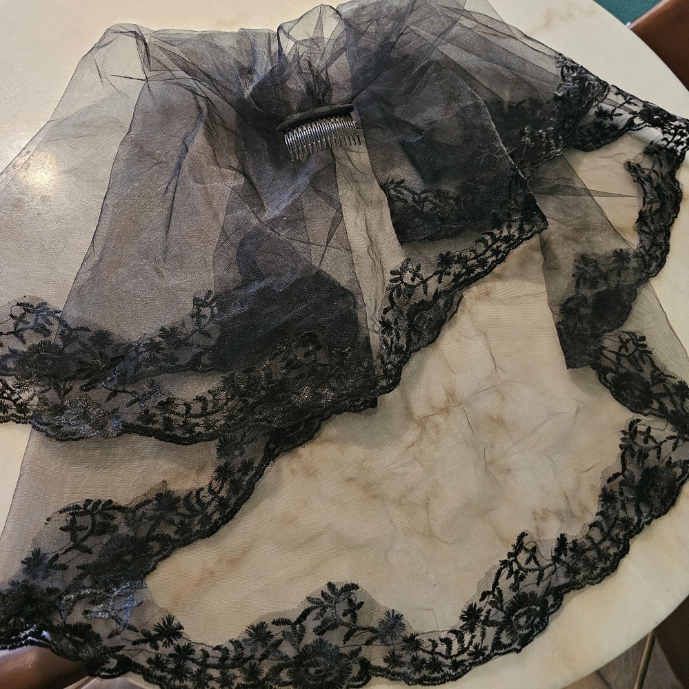 Elegant Black Lace Veil - Picture 2 of 2